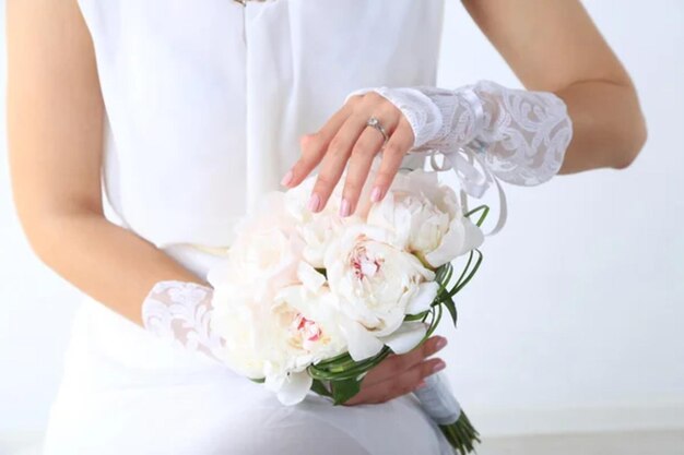 La novia con el ramo de la boda