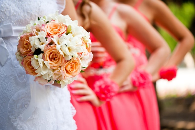 novia con un ramo y damas de honor de cerca en un ramo