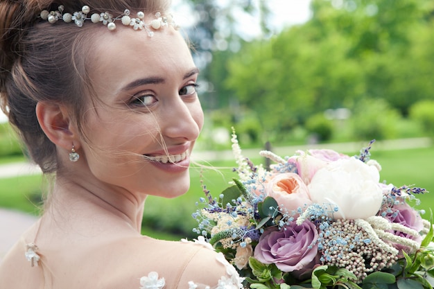 Novia con ramo de flores de boda