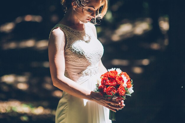 Novia con ramo de flores de boda