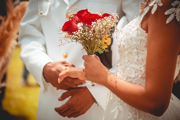 novia con ramo de flores en la boda