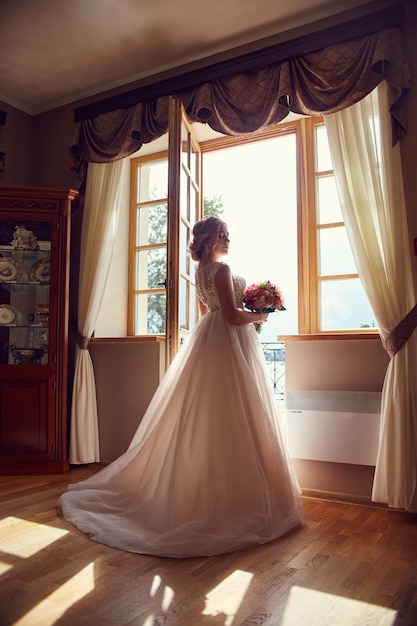 Novia ramo flores esperando novio antes de la boda