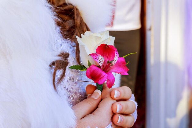 Novia con ramo de flores verdes y blancas