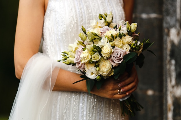 Foto novia con ramo de flores