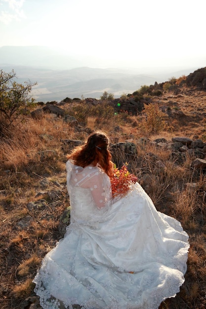 Una novia con un ramo Ramo de la naturaleza