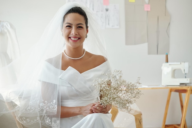 novia sonriente en vestido de novia