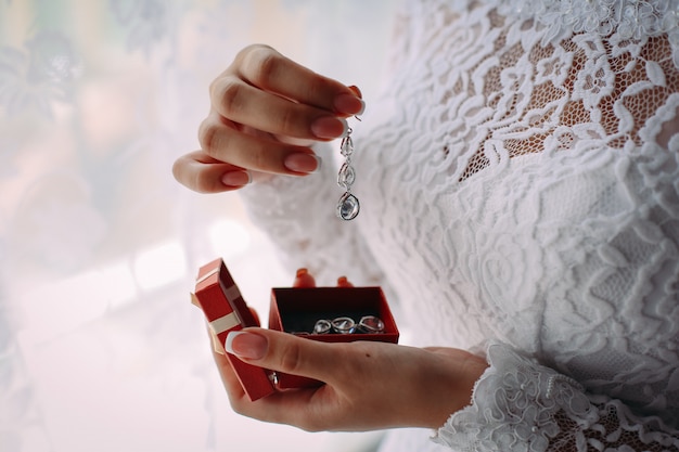 Foto novia sosteniendo un arete