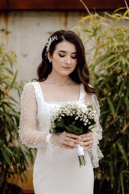 Novia sosteniendo un ramo de flores en sus manos