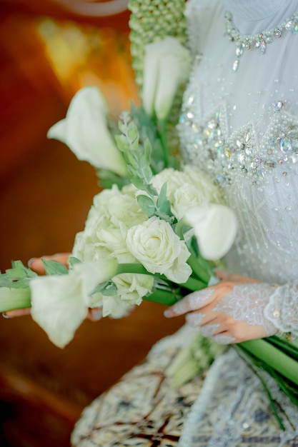 Foto novia sosteniendo un ramo de flores