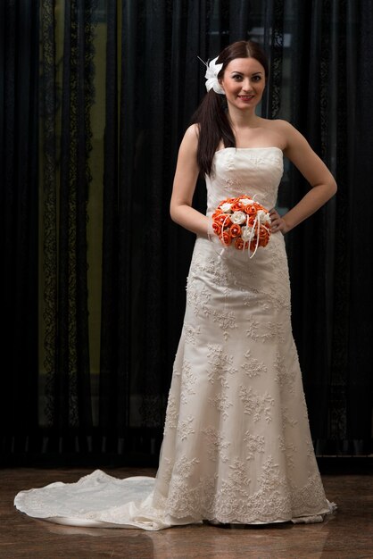 novia sosteniendo sus flores de boda