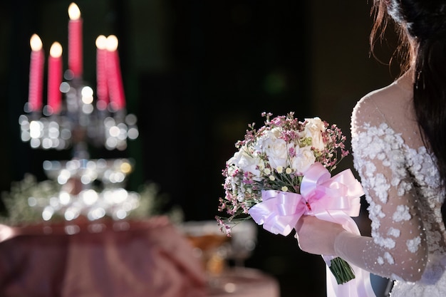 Novia sostiene un bouque de boda