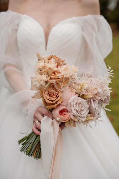 La novia sostiene un hermoso ramo de flores blancas Vista de cerca