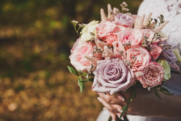 La novia sostiene un ramo de flores 2284