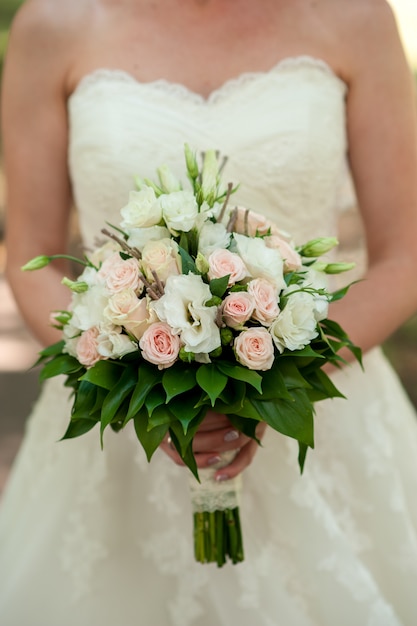 La novia sostiene un ramo de flores naturales.