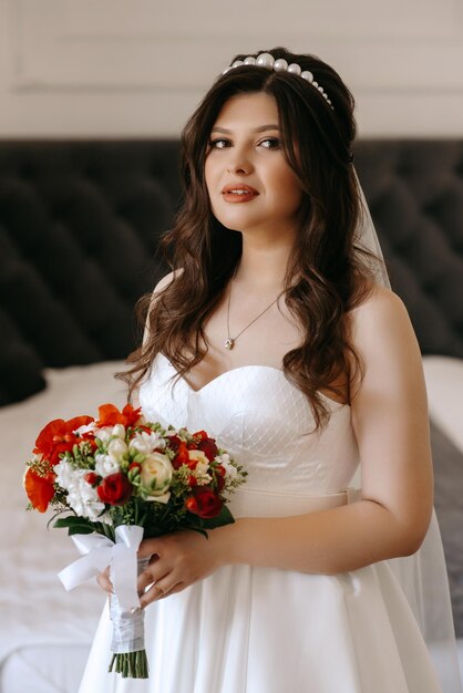 Foto una novia sostiene un ramo de flores en su mano