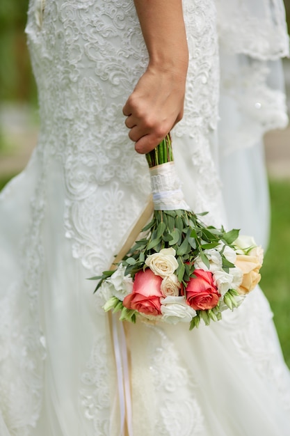 La novia sostiene un ramo de hermosas flores.