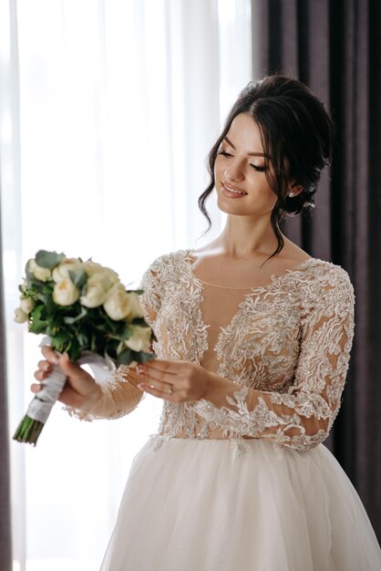 Foto una novia sostiene un ramo de rosas blancas