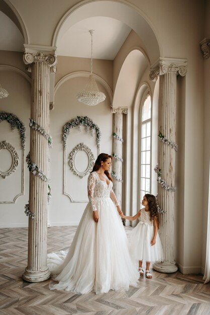 Foto la novia y su hija posan para una foto en una habitación con una corona y una corona