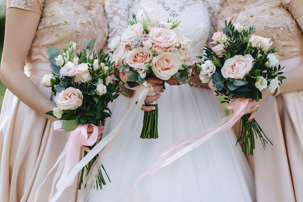 La novia tiene un ramo de boda en sus manos.