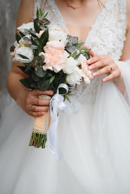 Novia tiene un ramo de novia vestido de novia detalles de boda