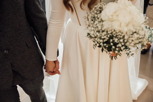 Novia tiene un ramo de novia vestido de novia detalles de boda