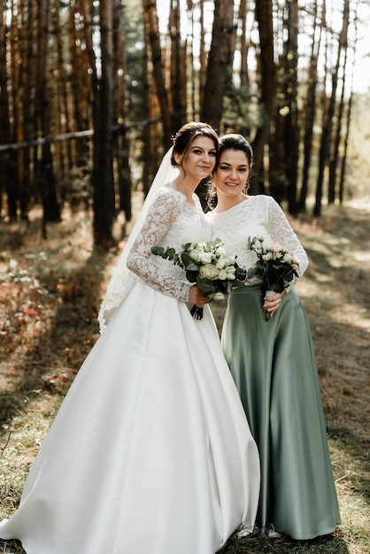 sofá Rechazo Sin lugar a dudas Novia tierna con sonrientes damas de honor vestidas con vestidos largos y  elegantes, damas de honor