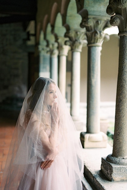 Novia con velo en la terraza de una antigua villa