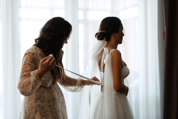 Novia con vestido blanco en el campo de entrenamiento