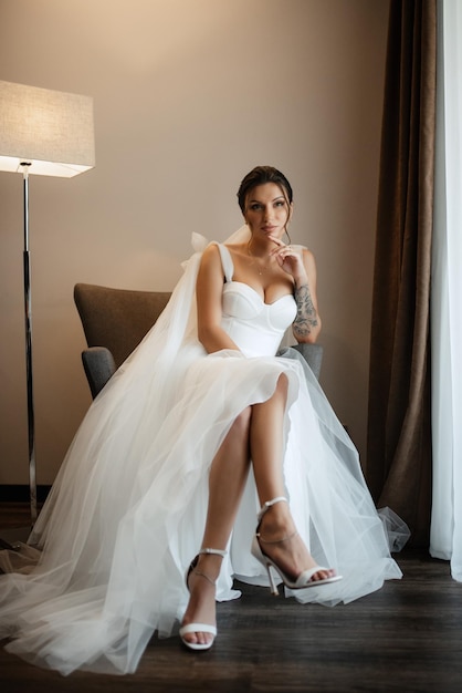 Novia con vestido blanco en el campo de entrenamiento