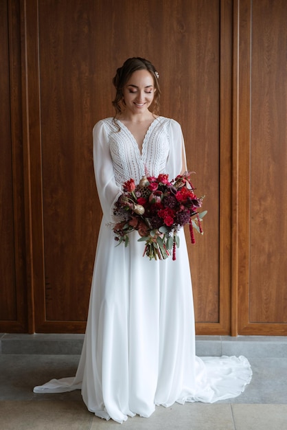 Novia con vestido blanco en el campo de entrenamiento