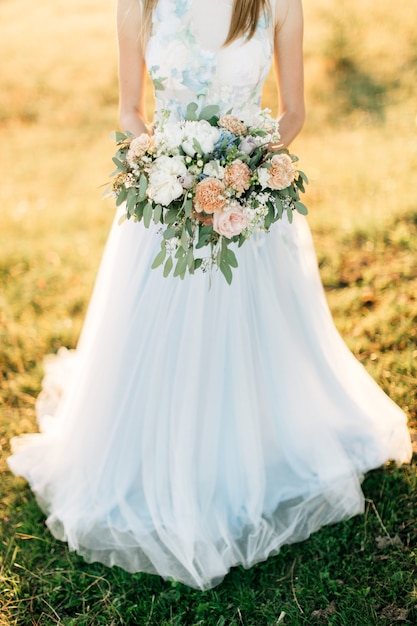 Novia en vestido blanco con ramo