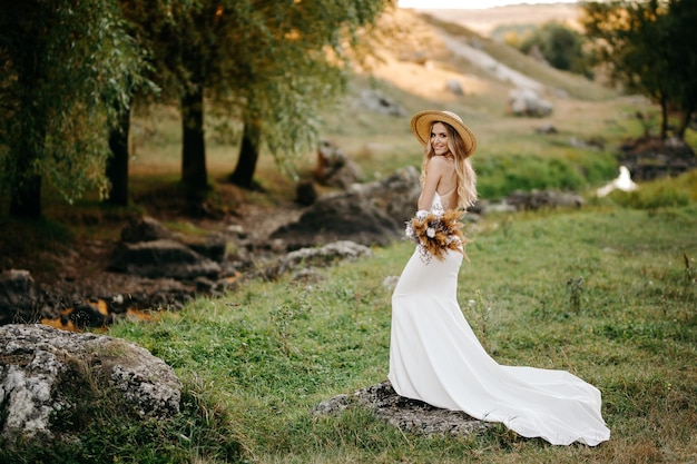 novia con vestido blanco con sombrero