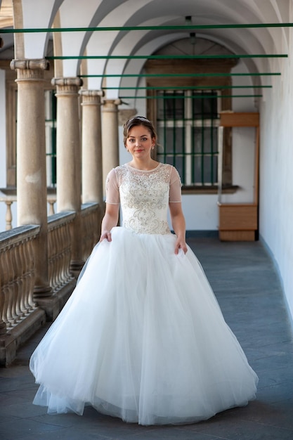 Una novia con un vestido blanco