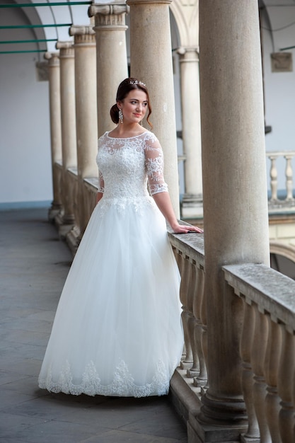 Una novia con un vestido blanco