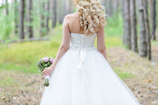 Novia en vestido blanco