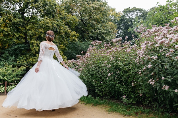 La novia con un vestido blanco