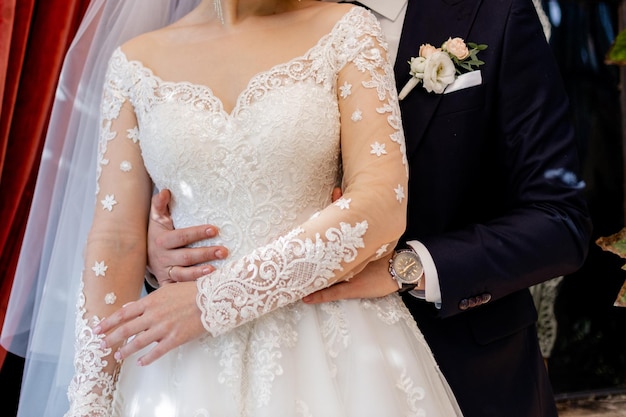 La novia con un vestido de novia blanco y el novio con traje.