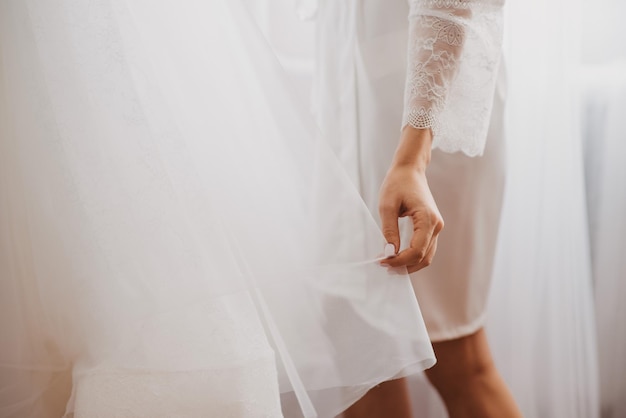 Una novia con un vestido de novia blanco