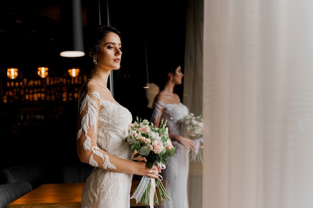 Novia en vestido de novia en la cafetería.