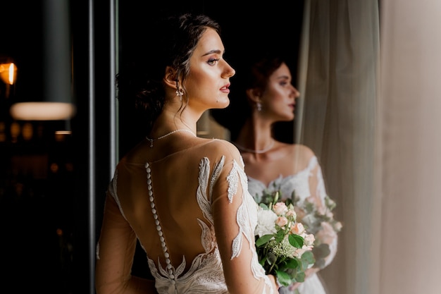 Novia en vestido de novia en la cafetería.