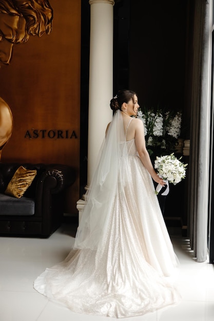 una novia en un vestido de novia está de pie frente a un gran letrero que dice citando Citibank