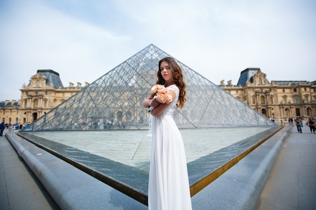 Novia en vestido de novia en París julio louvre