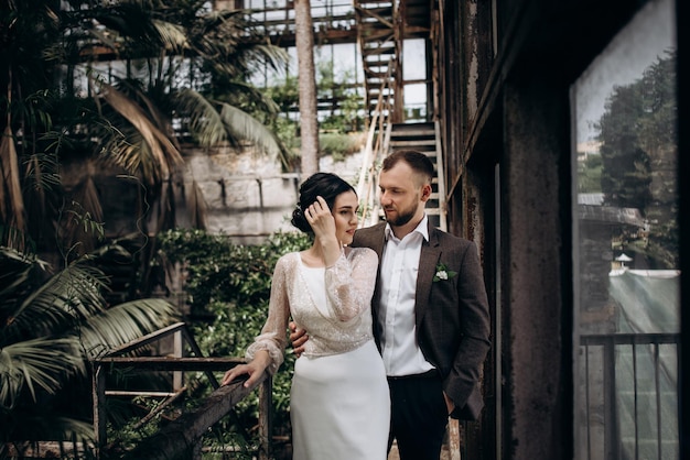 Novia con vestido de novia con sesión de fotos con el novio