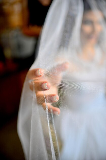 Foto la novia vista a través del velo mientras está en casa