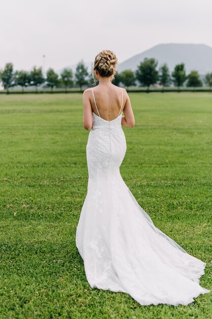 Foto novia vistiendo un elegante vestido de novia blanco largo con espalda abierta