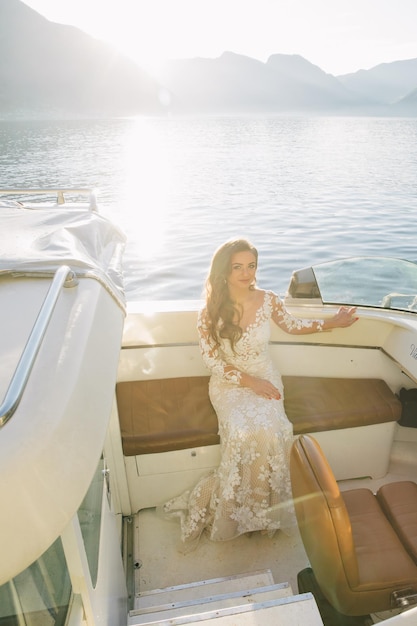 novia en yate cerca del lago de Como en Italia