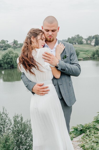 novias abrazándose en el fondo del lago