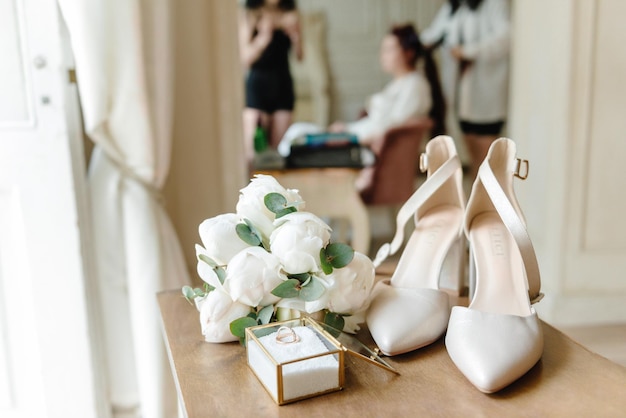 Novias accesorios de boda las novias zapatos y ramo hermosa composición con anillos de boda y