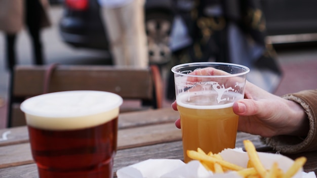 Novias beben cerveza en el festival de comida de la calle papas fritas comida poco saludable