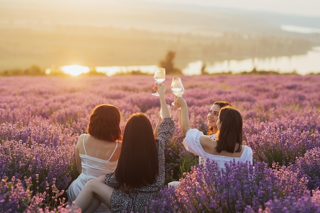 Novias bebiendo vino en una fiesta al aire libre